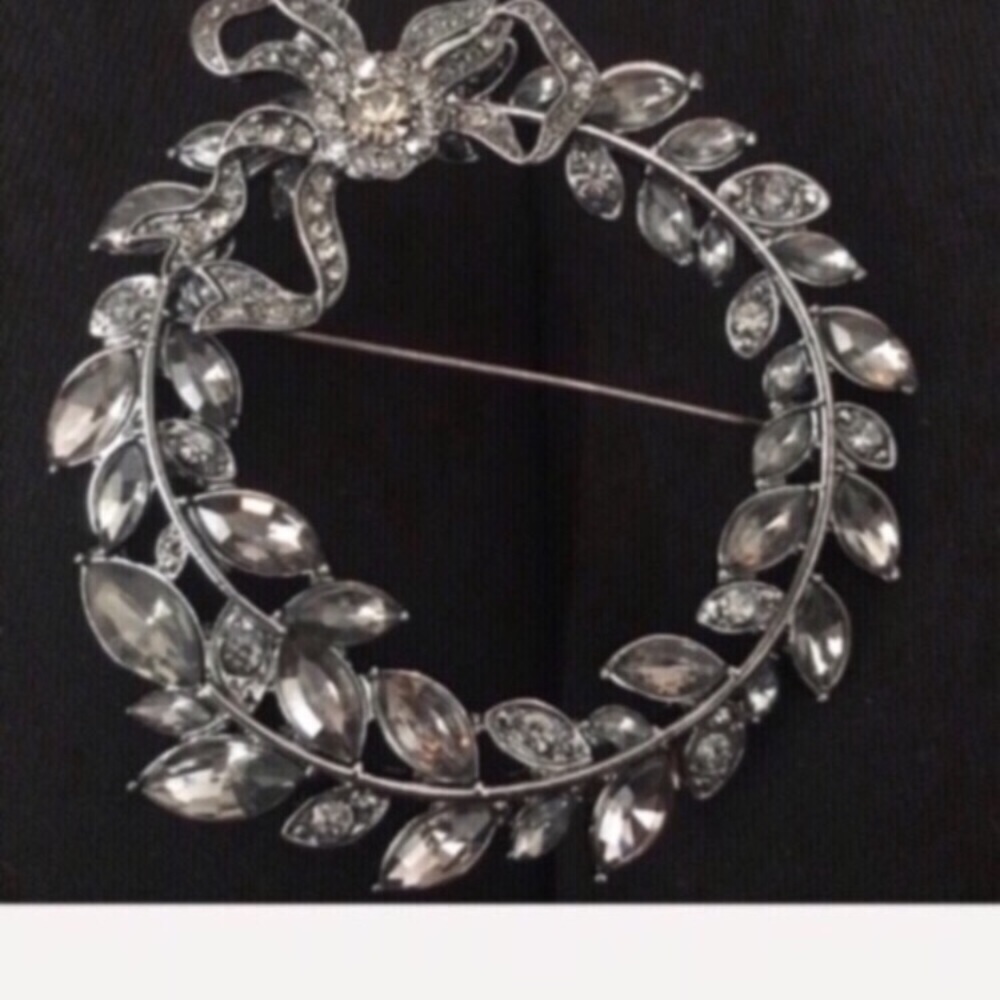 NEW Vera Wang rhinestone wreath brooch